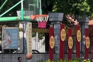 “唯有热爱，可抵岁月漫长”，老奶奶精准投篮看呆路人...